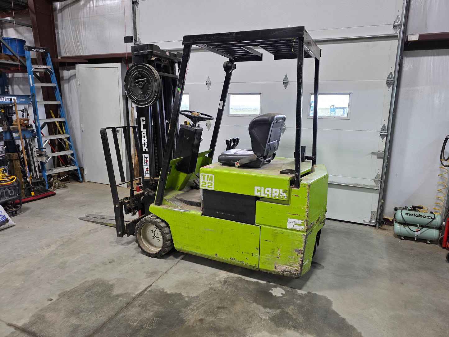Clark Electric 2,550 lbs Capacity