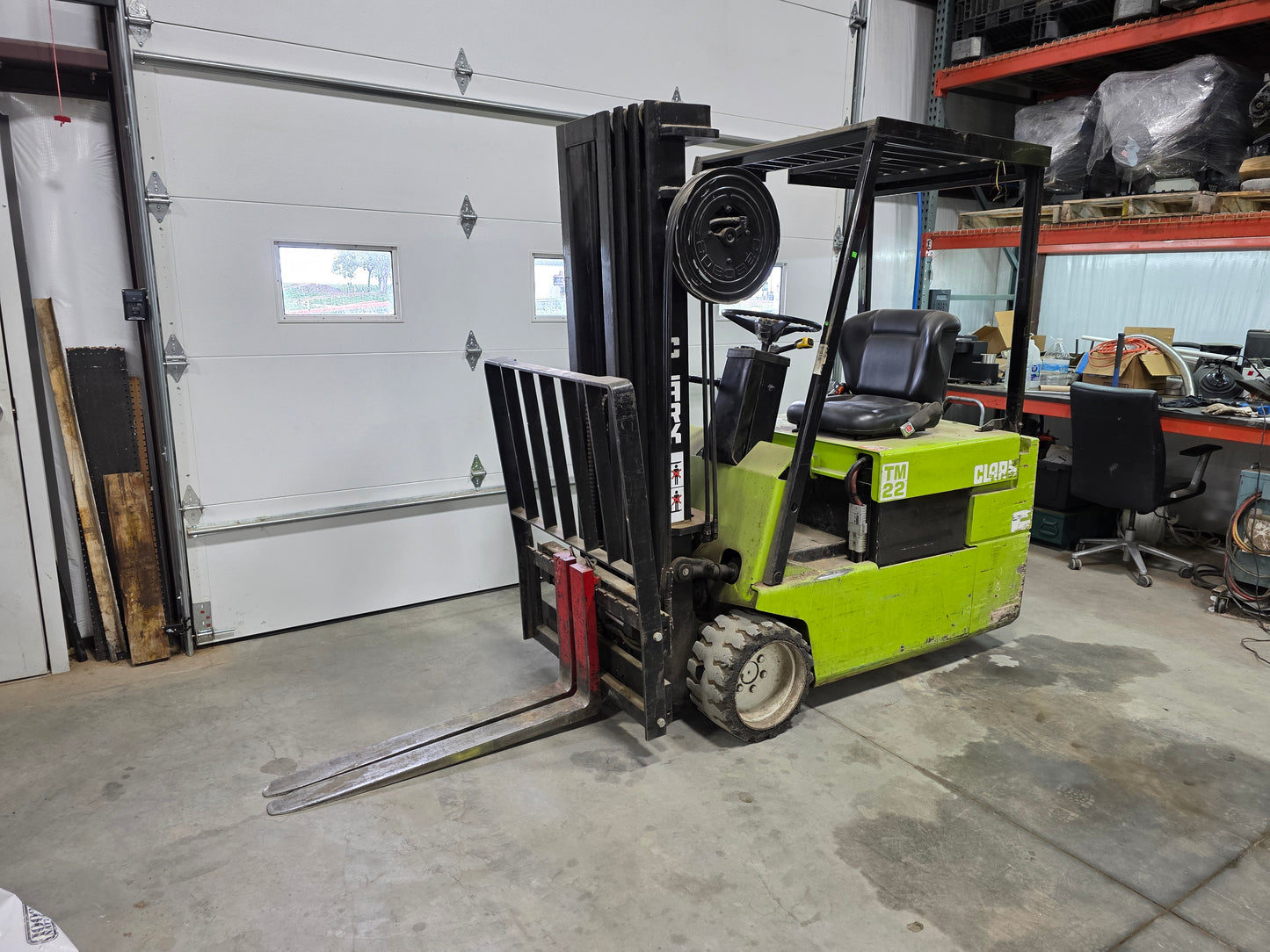 Clark Electric 2,550 lbs Capacity