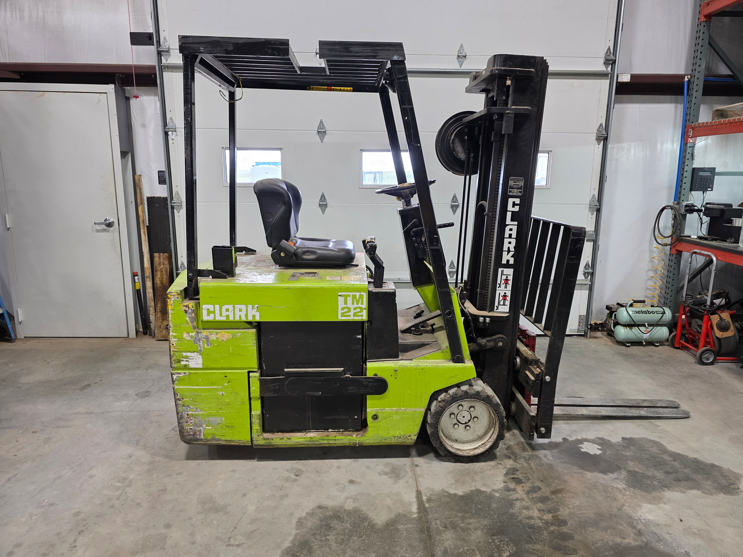 Clark Electric 2,550 lbs Capacity