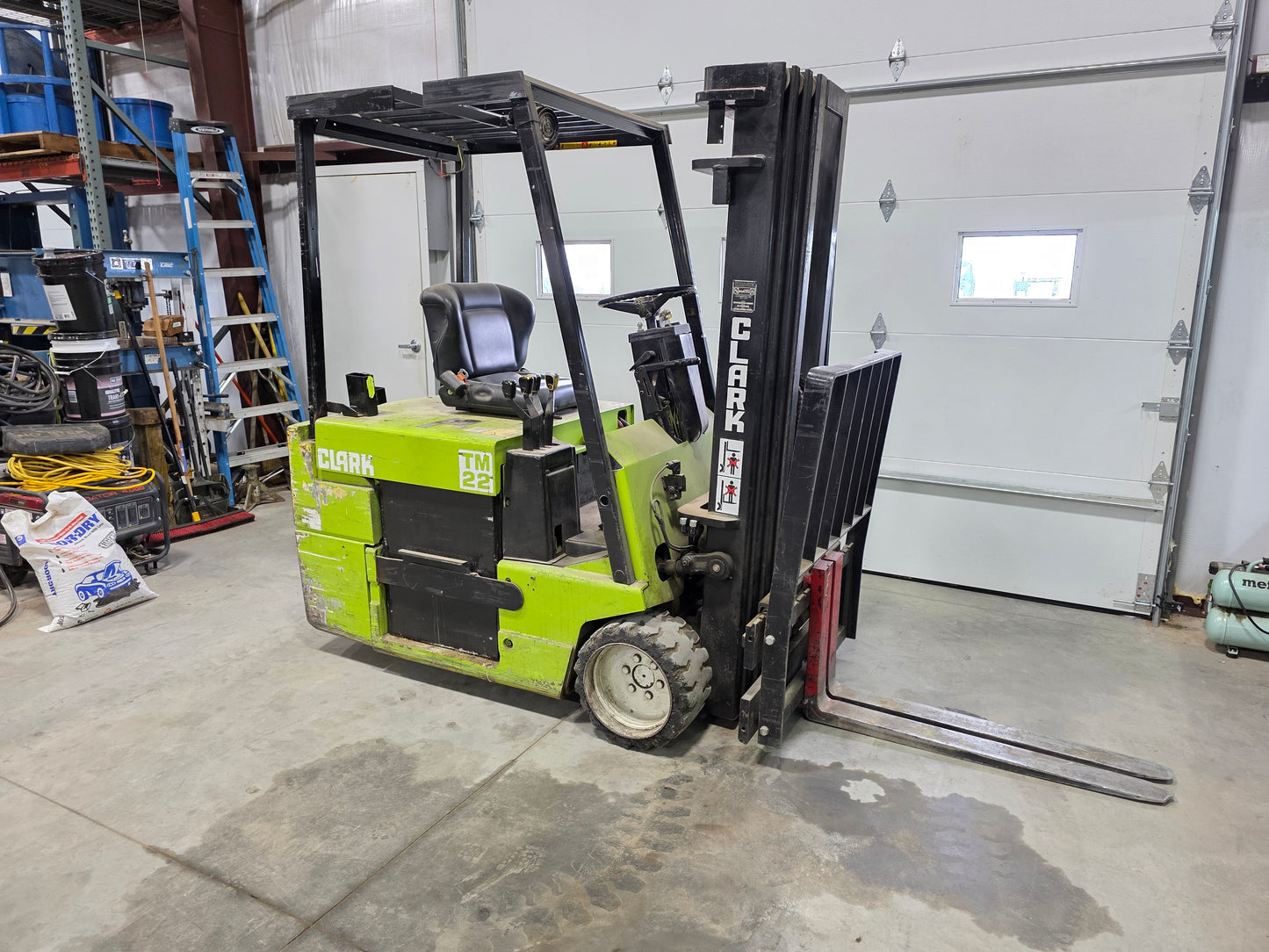 Clark Electric 2,550 lbs Capacity