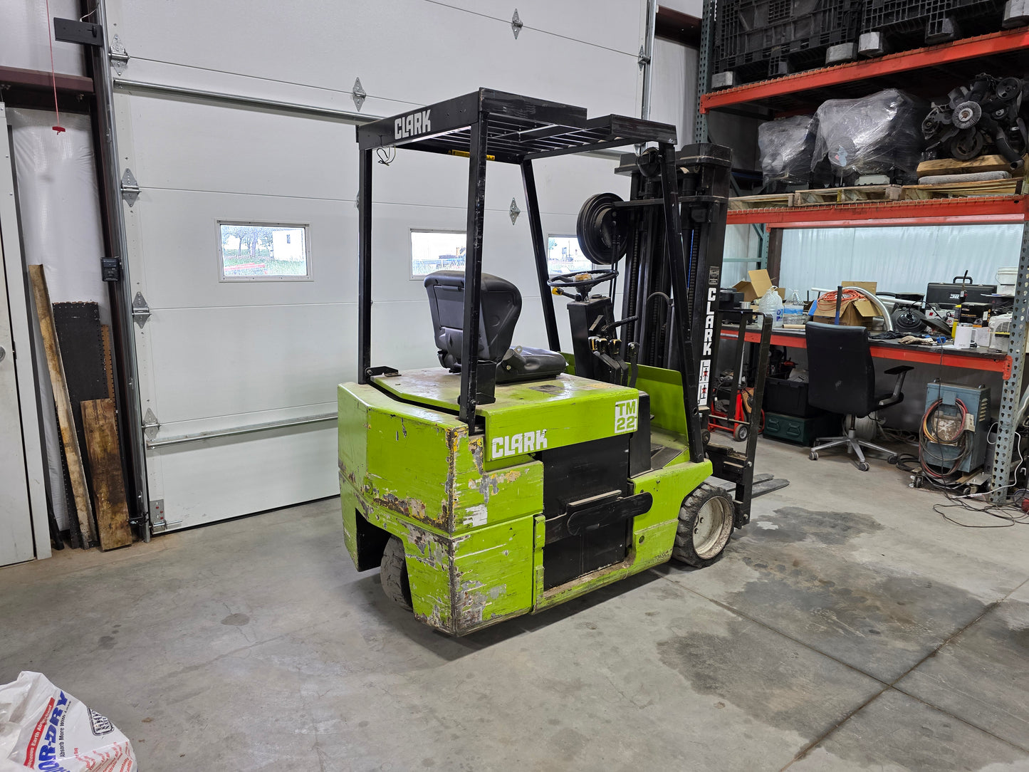 Clark Electric 2,550 lbs Capacity