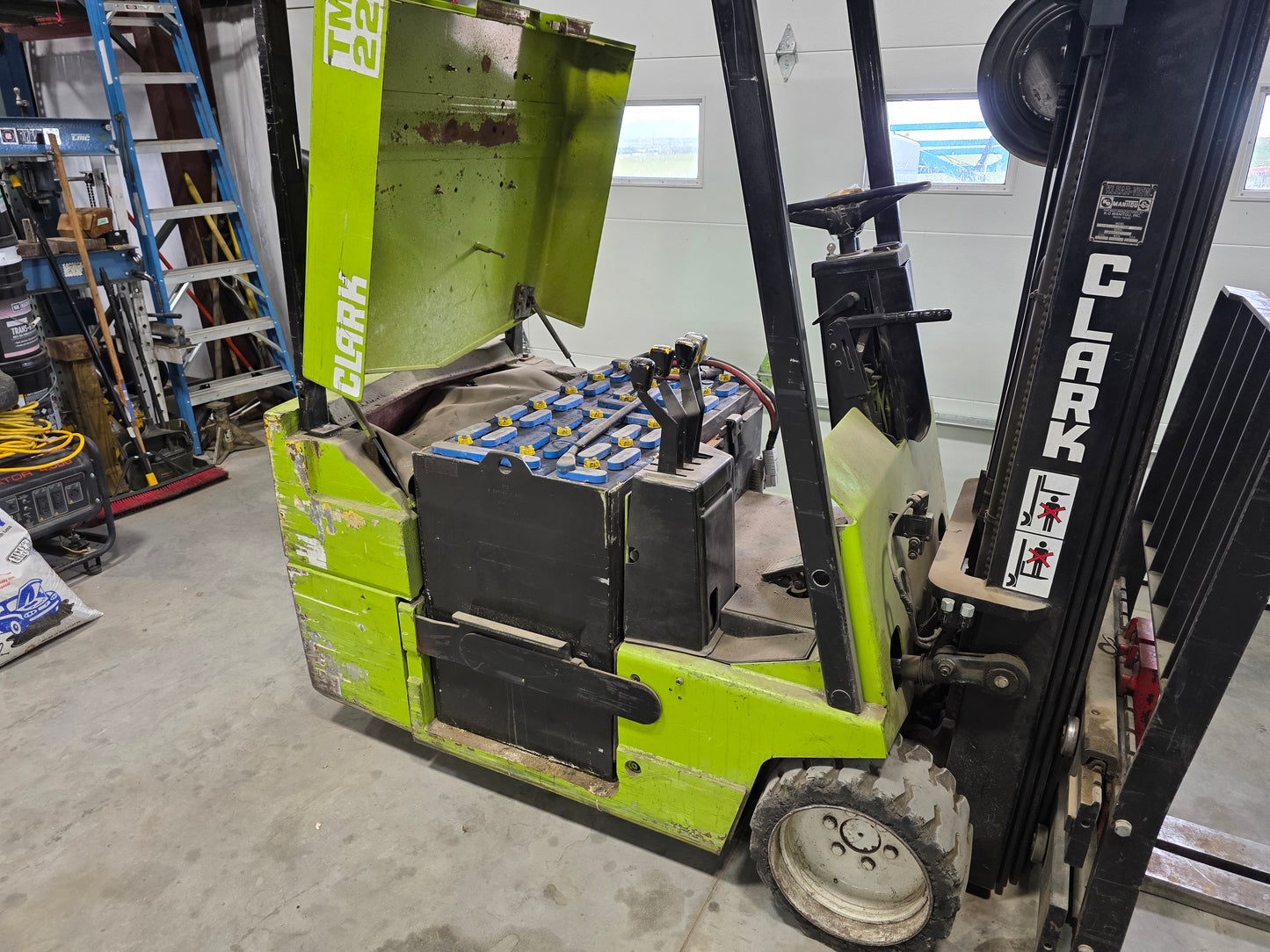 Clark Electric 2,550 lbs Capacity