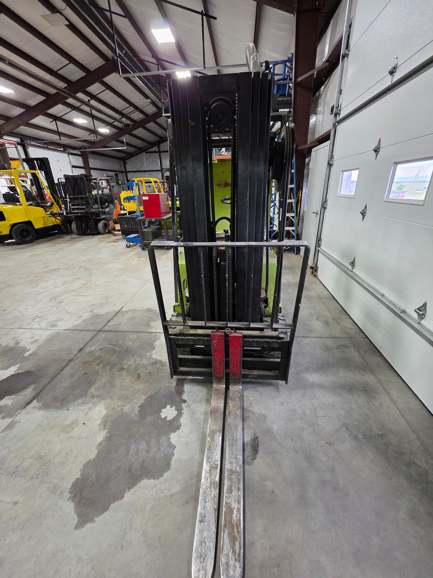 Clark Electric 2,550 lbs Capacity