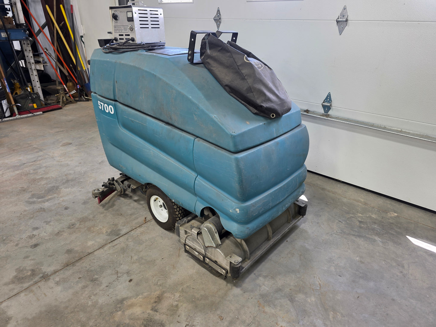 Tennant Walk-behind 5700 Scrubber