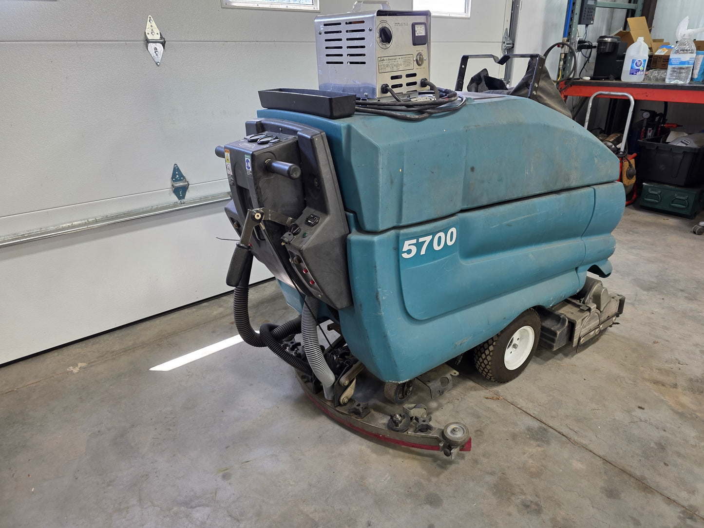 Tennant Walk-behind 5700 Scrubber