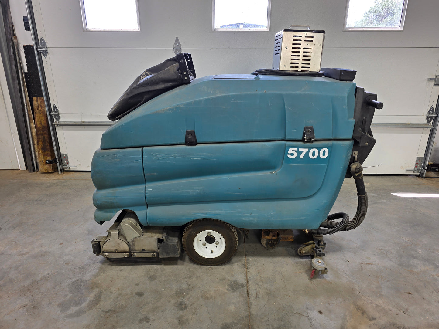 Tennant Walk-behind 5700 Scrubber