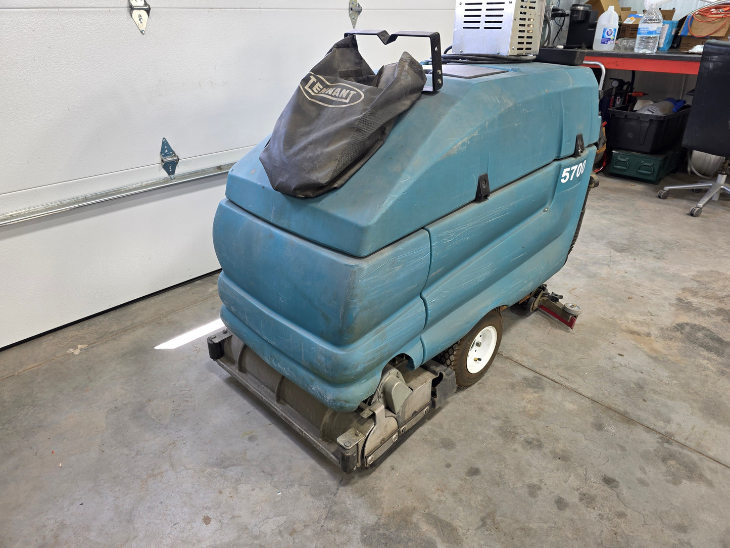 Tennant Walk-behind 5700 Scrubber